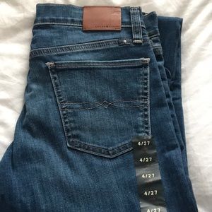 NWT. Lucky Brand Straight leg jean.